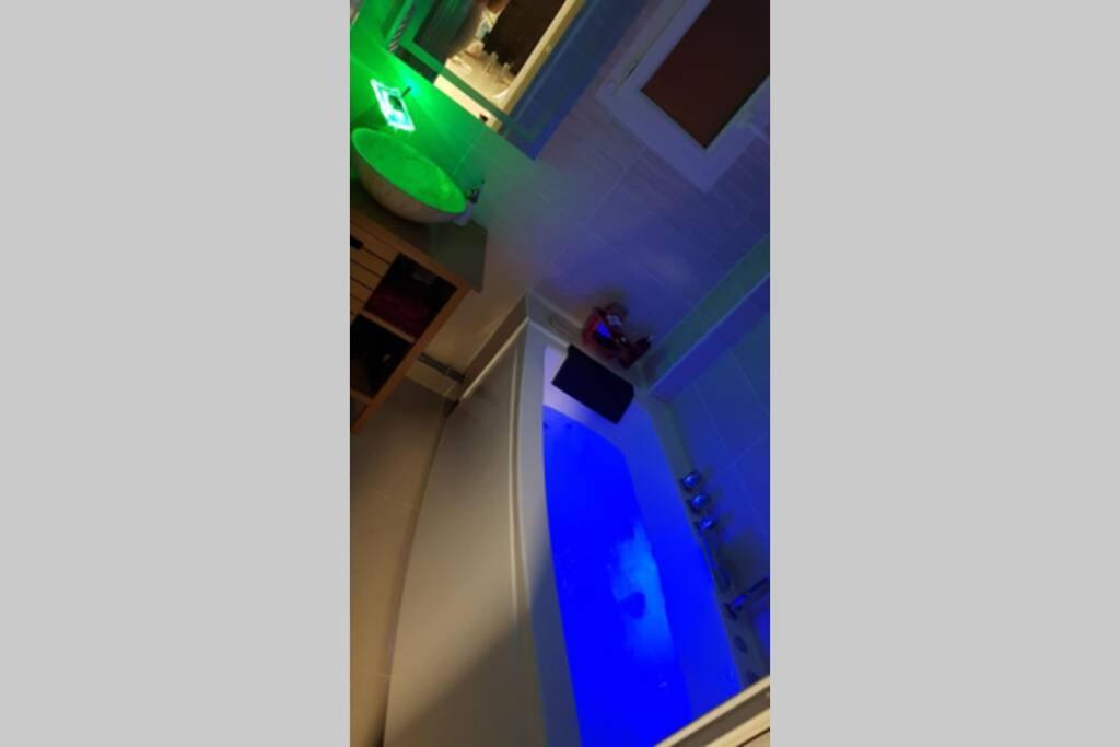Appartement Front Vieux Port Tout Option Jacuzzi Marseille Exterior photo